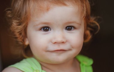 Komik çocuk suratı yakın çekim. Çocuk portresi