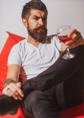 Bunalımlı adam yalnız içiyor. Alkol bağımlılığı. Bir bardak şarapla sakallı adam. Alkol bağımlılığı