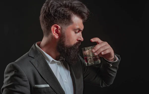 Man Barmen Elinde Bir Bardak Viski Tutuyor Tatma Degustation Kavramı — Stok fotoğraf