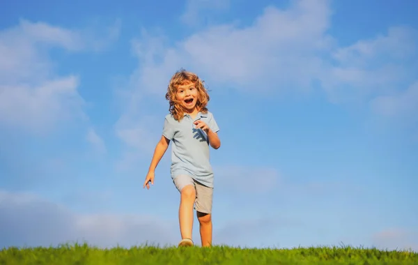 Běloch Parku Běhá Usmívá Šťastné Dítě Směje Emoce Tváří Tvář — Stock fotografie