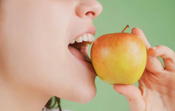 女性はリンゴを噛んだ オープン口の女性については 緑のリンゴをかむ — ストック写真