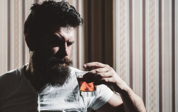 Muž Relaxační Lahodilo Portrét Vlastní Jistý Brutální Člověk Whisky Pije — Stock fotografie