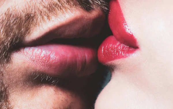 Beso Sexy Con Labios Rojos Primer Plano Hermosa Pareja Sexy — Foto de Stock