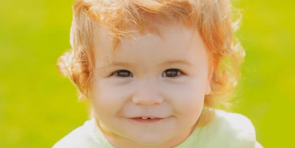 Retrato Infantil Caucasiano Perto Cara Bebé Criança Sorridente Sorriso Bonito — Fotografia de Stock