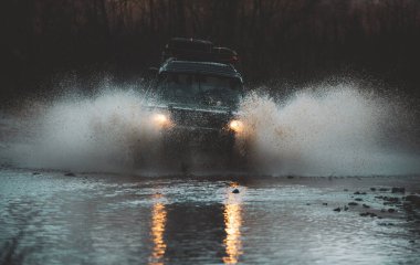 Dağ yolundaki off-road arabası. Tekerlek, toprak ve tozlu hava yarışmacılarının maceralarını şampiyonluk ruhuna yansıtıyor. Tekerlekleri ve off-road 'u hareket ettir