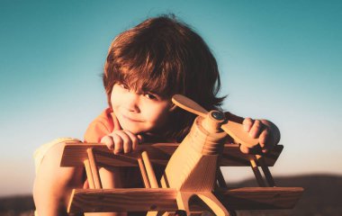 Tatlı çocuk rüyası. Rüya gören güzel bir çocuğun yakın plan portresi. Komik çocuk suratı