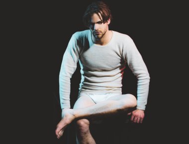 İç çamaşırlı genç adam. Kendine güveni olan yakışıklı seksi adam.