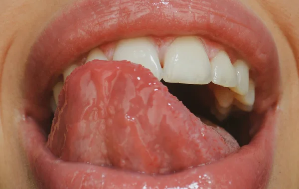 セクシーな舌だ セクシーな舐め唇 口を開けて赤い女性の唇と舌のアイコン — ストック写真
