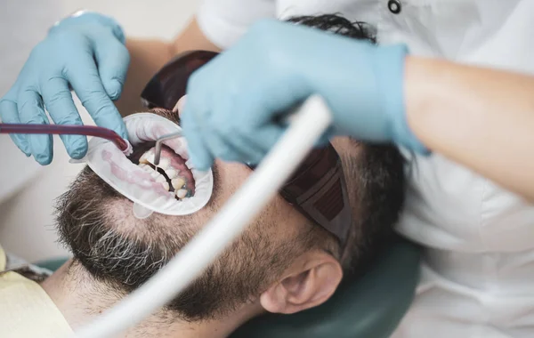 Jeune Homme Choisissant Couleur Des Dents Chez Dentiste Dentiste Examinant — Photo