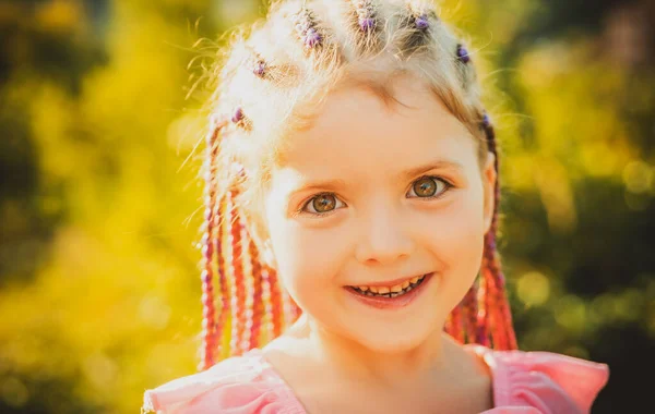 Děvčátko Stylovými Dredy Vlasy Dítě Módní Účes Rozmazané Pozadí Venku — Stock fotografie