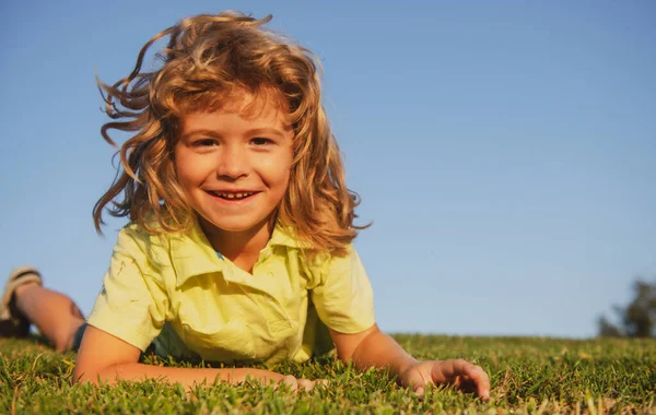 Retrato Niño Sonriente Acostado Sobre Hierba Verde Niño Lindo Disfrutando —  Fotos de Stock