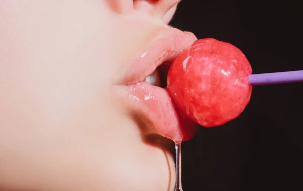 Orgasmkonceptet Lollipop Kvinnans Mun Rött Läppstift Kvinnan Slickar Röd Skinande — Stockfoto