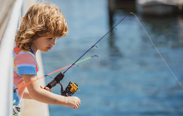 ロッドで子供釣り 若い漁師だ 川でスピナーを持つ少年 釣りの概念 — ストック写真