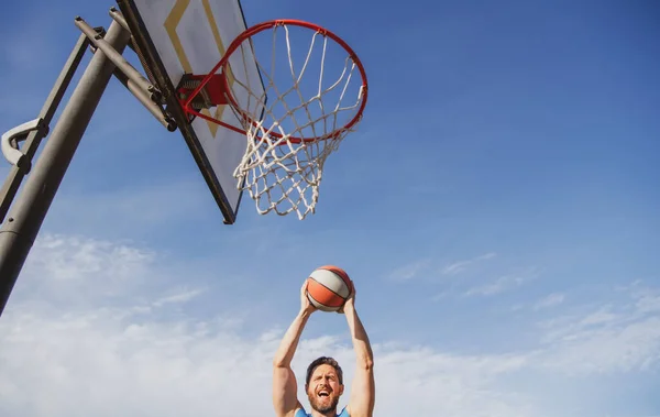 Мужчина Баскетболист Футболке Шортах Держит Баскетбольный Мяч Городском Фоне Концепция — стоковое фото