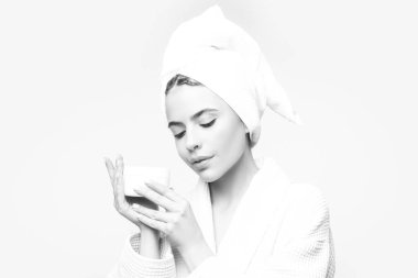 Yüzü temiz, genç ve güzel bir kadın. Yüz bakımı. Kozmetik, güzellik ve kaplıca