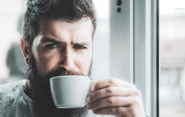 Huysuz Görünümlü Sakallı Adam Pencerenin Yanında Sabah Kahvesini Içiyor Hippi — Stok fotoğraf