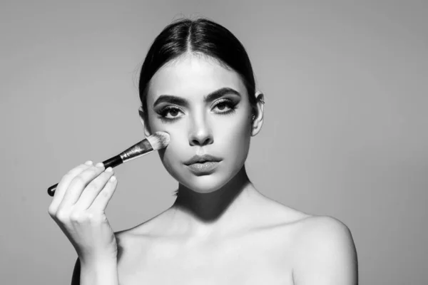 Cuidado Piel Maquillaje Cosméticos Visage Mujer Con Cepillo Maquillaje Tratamientos — Foto de Stock