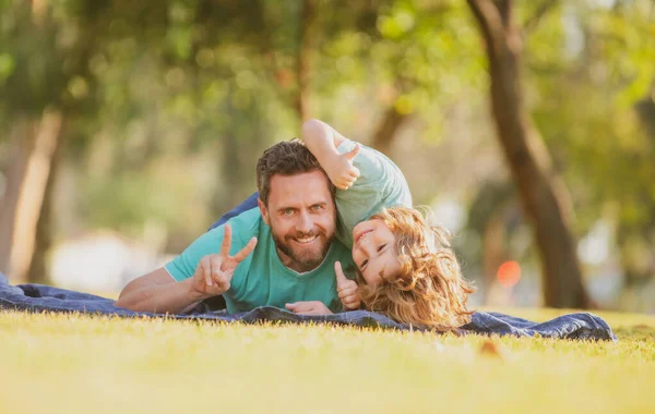 Father Son Relaxing Nature Park Happy Dad Child Enjoying Summer — Stock Photo, Image
