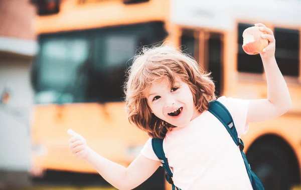 Zurück Zur Schule Aufgeregter Schüler Schulbus Kind Mit Positiver Geste — Stockfoto