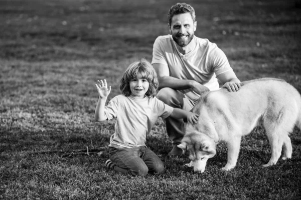 Mooie Gelukkige Familie Heeft Plezier Met Hond Husky Gelukkig Vader — Stockfoto