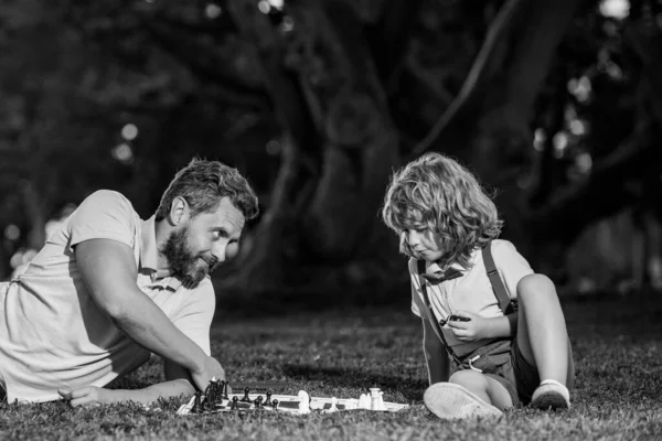 父親とチェスをする 親子でボードゲームをプレイ — ストック写真