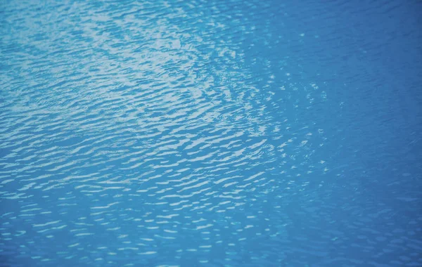 Fondo Agua Olas Onduladas Patrón Piscina Azul Nadando Superficie Marina — Foto de Stock