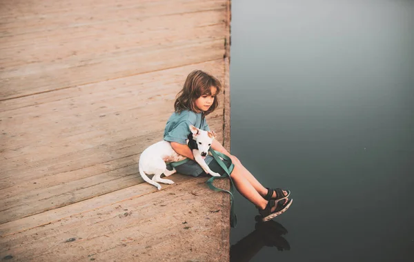 Niño Soñando Niño Abrazando Cachorro Perro Sentado Cerca Del Lago —  Fotos de Stock