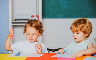 Mutlu zeki çocuklar resim çiziyor. Çocukların komik eğitimi. Anaokulu çocukları eğleniyor. Çocuklar okula hazır.
