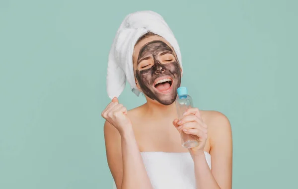 Excited Amazed Beautiful Woman Cosmetic Mud Facial Procedure Spa Health — Stock Photo, Image