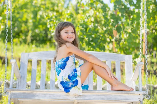 Szczęśliwa Dziewczynka Śmiejąca Się Huśtająca Huśtawce Parku Latem Dzieci Szczęśliwe — Zdjęcie stockowe