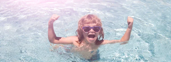 수영장의아이 선글라스를 흥분된 귀여운 디자인 공간을 — 스톡 사진
