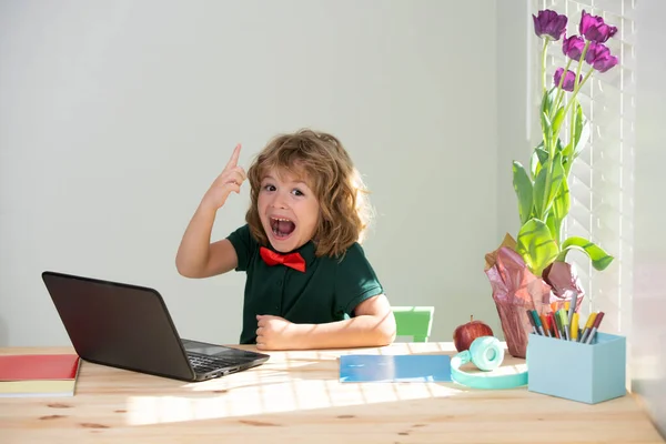 Een Schooljongen Die Huiswerk Maakt Verbazend Kleine Jongen Leert Met — Stockfoto