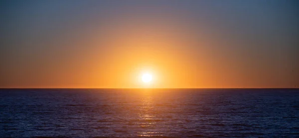 Zonsondergang Boven Zee Met Gouden Dramatische Hemel Panorama Rustige Zee — Stockfoto