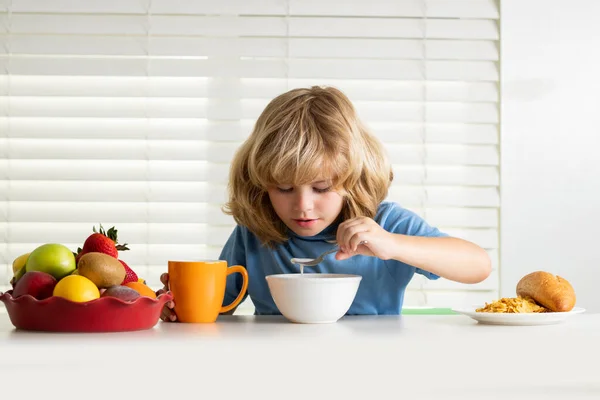 Kind Dat Biologisch Gezond Voedsel Eet Gezonde Groenten Met Vitaminen — Stockfoto