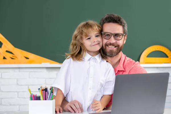 Tillbaka Till Skolan Lärare Och Elevpojke Lär Sig Klassrummet — Stockfoto