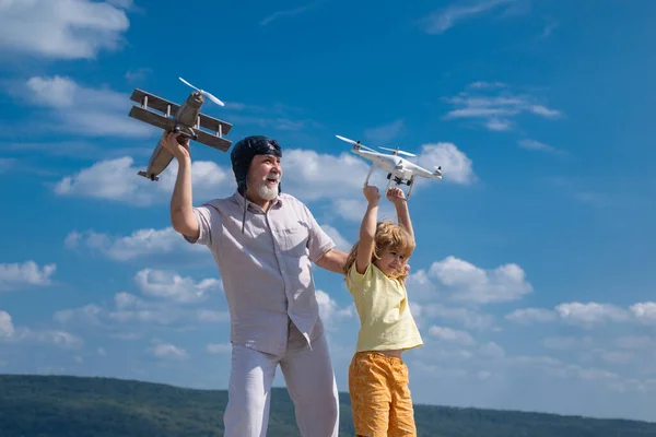 Alter Opa Und Kleiner Enkel Mit Flugzeug Und Quadrocopter Drohne — Stockfoto