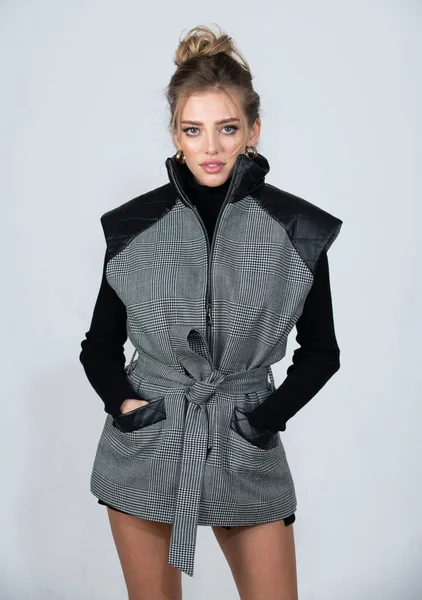 Куртка Стиле Vogue Модный Снимок Вог Модель Позирует Студии Коллекция — стоковое фото