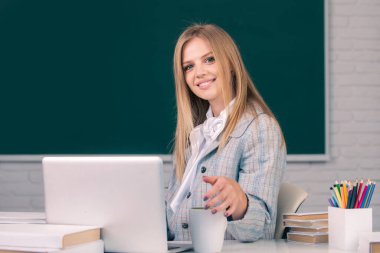 Lisede ya da üniversitede ders veren kız öğrenci. Lise konsepti eğitimi