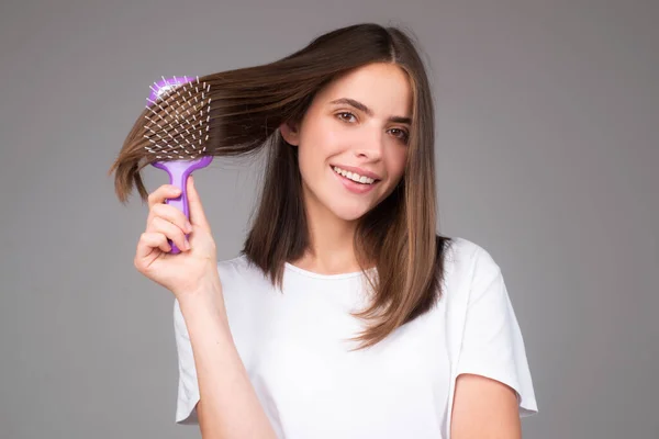 Hermosa Mujer Peina Cabello Sano Peinar Cabello Largo Largo Femenino — Foto de Stock