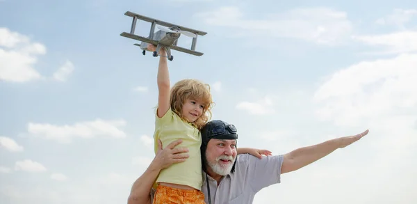 할아버지와 장난감 비행기와 재미있게 있습니다 시절에 할아버지와 하늘을 시절을 꿈꾼다 — 스톡 사진