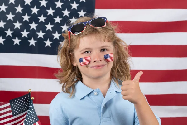 7月4日 孩子们庆祝独立日 美利坚合众国的概念 拿着美国国旗的孩子悼念日可爱的孩子脸上挂着美国国旗 美国国旗的概念 — 图库照片