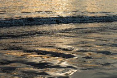 Temiz suyu olan mavi bir deniz. Okyanus derinliğindeki çivit mavisi. Sakin ve rahatlatıcı hissediyorum. Okyanus arka planı ve kopyalama alanı fikri