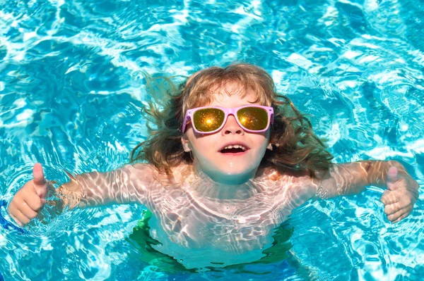 Niños Vacaciones Verano Nadar Relajarse Feliz Niño Jugando Piscina Vacaciones —  Fotos de Stock