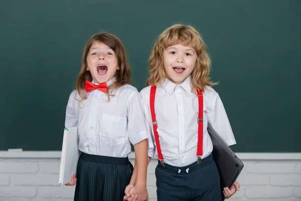 Eccitato Stupito Compagni Scuola Tenendo Mano Vicino Alla Lavagna Due — Foto Stock