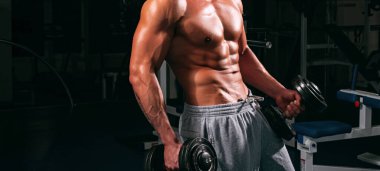 Banner şablonları, kaslı adam, kaslı gövde, karın kası. Sportif yaşam tarzı. Spor salonunda halterlerle egzersiz yapan güçlü bir adam. Erkek, çıplak gövde. Altı paket.