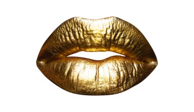 Kadınların altın dudakları beyaz arka planda izole bir şekilde kapanır. Altın seksi ağız. Parlak metalleşmiş dudak