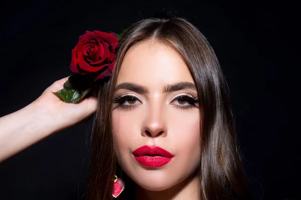 美丽而浪漫的女人 开着玫瑰花 漂亮的豪华化妆品 情人节的设计 黑底时装模特的肖像 — 图库照片