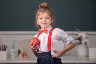 Okuldaki sevimli çocuk. Çocuk sınıfta tahtada öğreniyor..