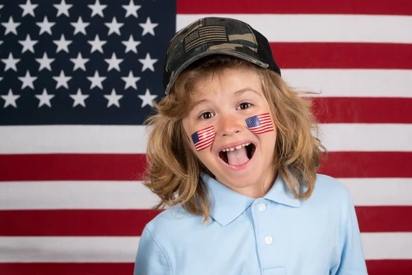 Malý Americký Patriot Den Nezávislosti Červenec Dítě Americkou Vlajkou Zavřít — Stock fotografie