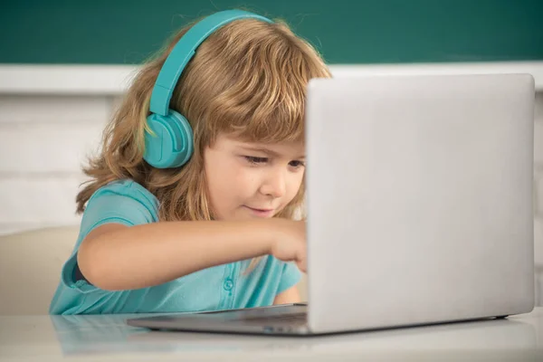 Primer Plano Retrato Niño Lindo Con Auriculares Estudio Con Computadora — Foto de Stock